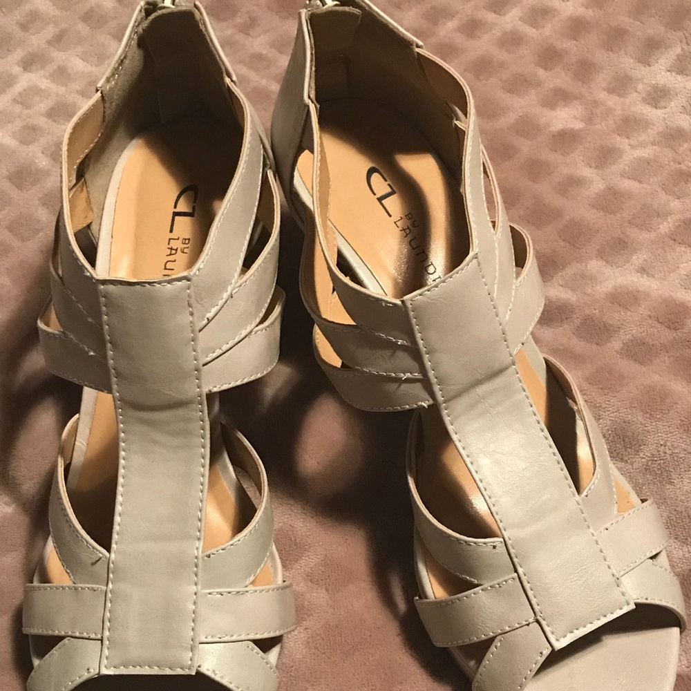 Dress sandals with zipper.